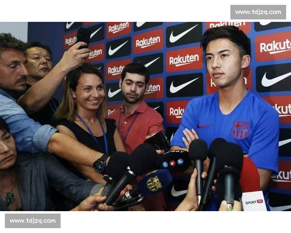 巴萨新星库巴西恋情曝光！携红发女友甜蜜度假机场秀恩爱